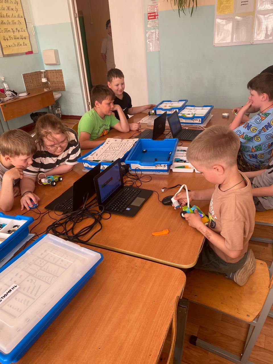 В школьном лагере прошли занятия по робототехнике..